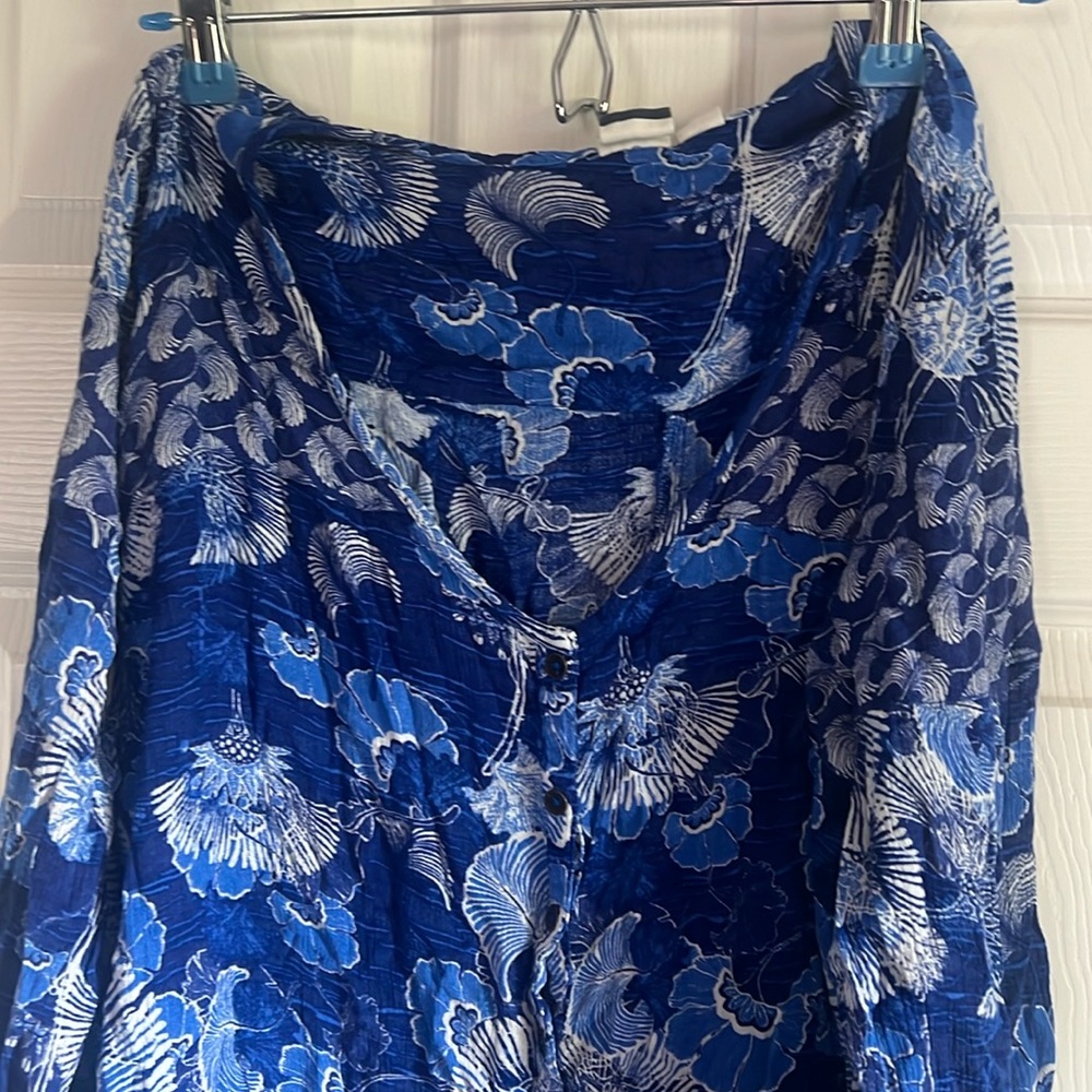 Roxy romper, so cute and light for the beach! Blue and white, two pockets.